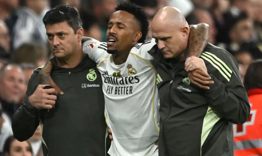 Éder Militão deixa o campo após se lesionar no duelo entre Real Madrid e Celta, em dezembro de 2025 (Foto/Denis Doyle/Getty Images)