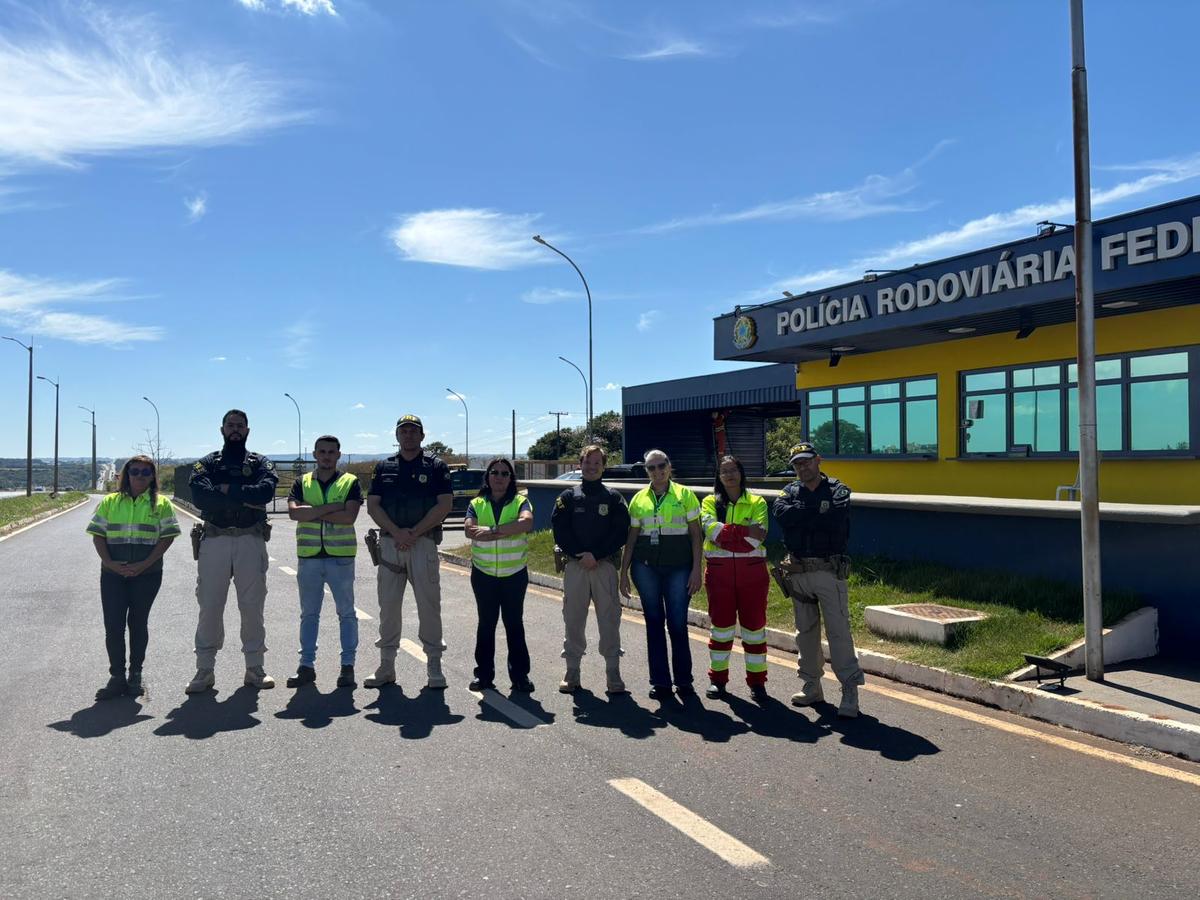 Equipe da PRF  durante a ação (Foto/Divulgação)