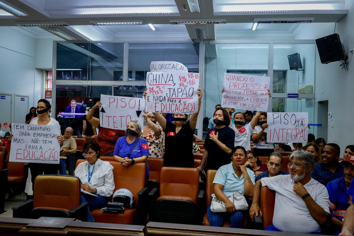 Grupo de educadores, usando mordaça e empunhando cartazes, ocupou as galerias da Câmara Municipal durante a discussão do projeto (Foto/Rodrigo Garcia/CMU)