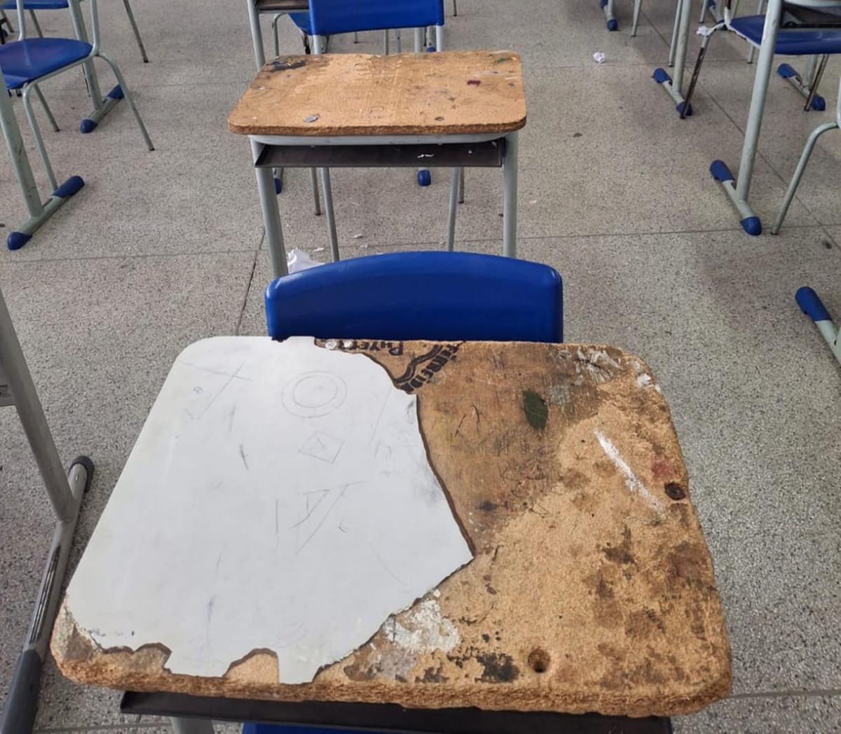 DESCASO – O flagrante mostra a real situação de várias carteiras em sala de aula de escola municipal (Foto/Divulgação)