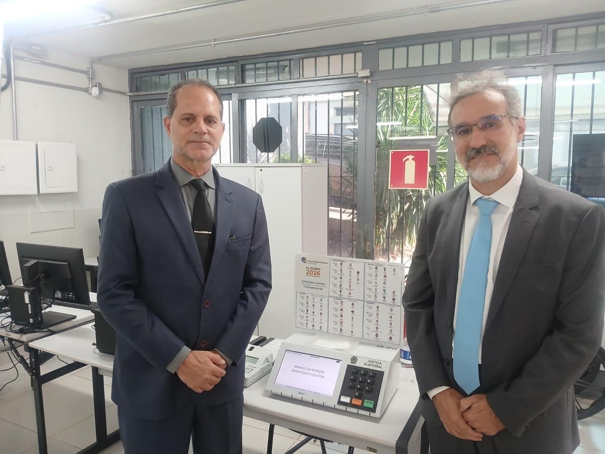 Presidente do Tribunal Regional Eleitoral de Minas Gerais, desembargador Júlio César Lorens, com o juiz diretor do Foro Eleitoral, Marcelo Geraldo Lemos (Foto/Divulgação)
