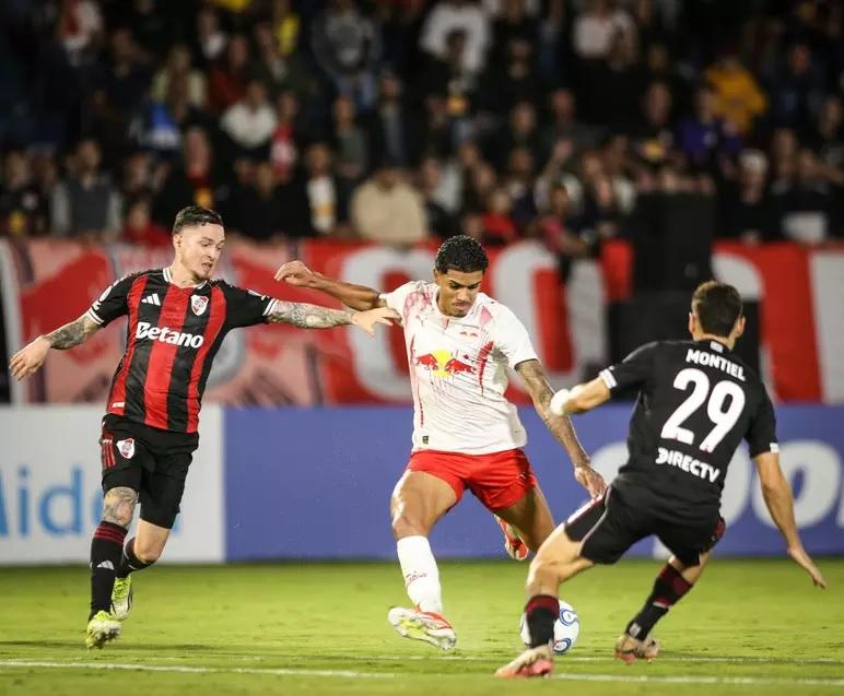 Bragantino perde pênalti, tem jogador expulso e leva gol nos acréscimos (Foto/Ari Ferreira/Red Bull Bragantino/Esporte News Mundo)