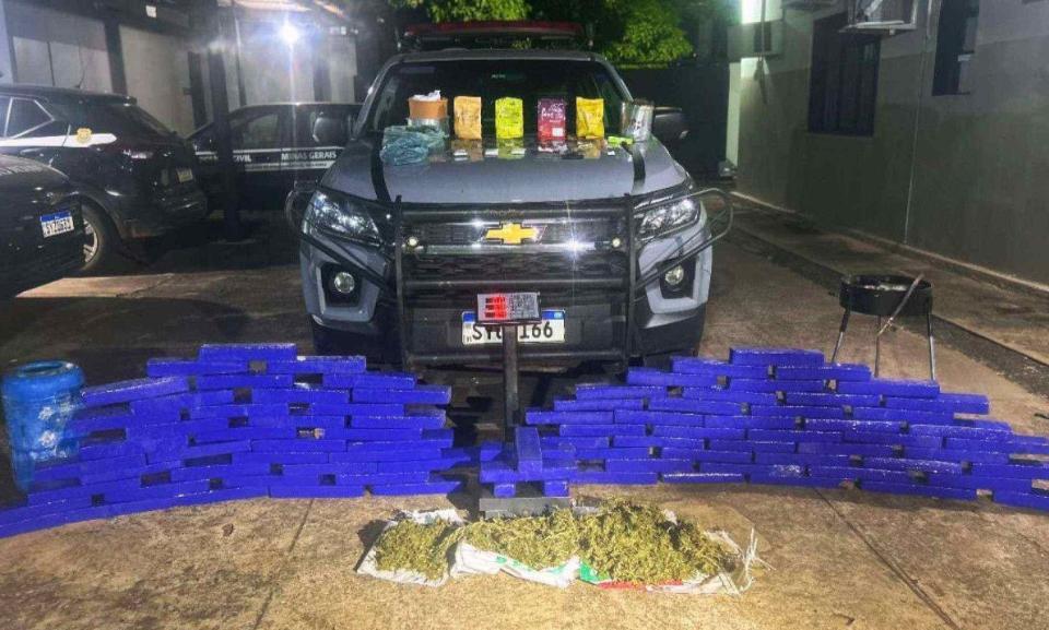 Barras de maconha estocadas em um bunker no Centro-Oeste de Minas Gerais poderiam render cerca de R$ 3 milhões ao tráfico (Foto/PMMG)