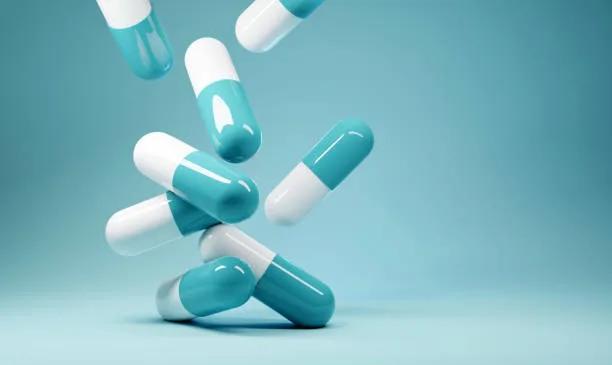 A group of antibiotic pill capsules fallling. Healthcare and medical 3D illustration background. (Foto/ Divulgação)