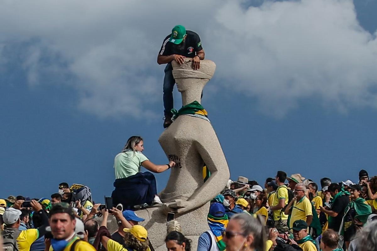 Débora pichou 'Perdeu, mané' na Estátua da Justiça nos atos de 8/1 (Foto/Divulgação)