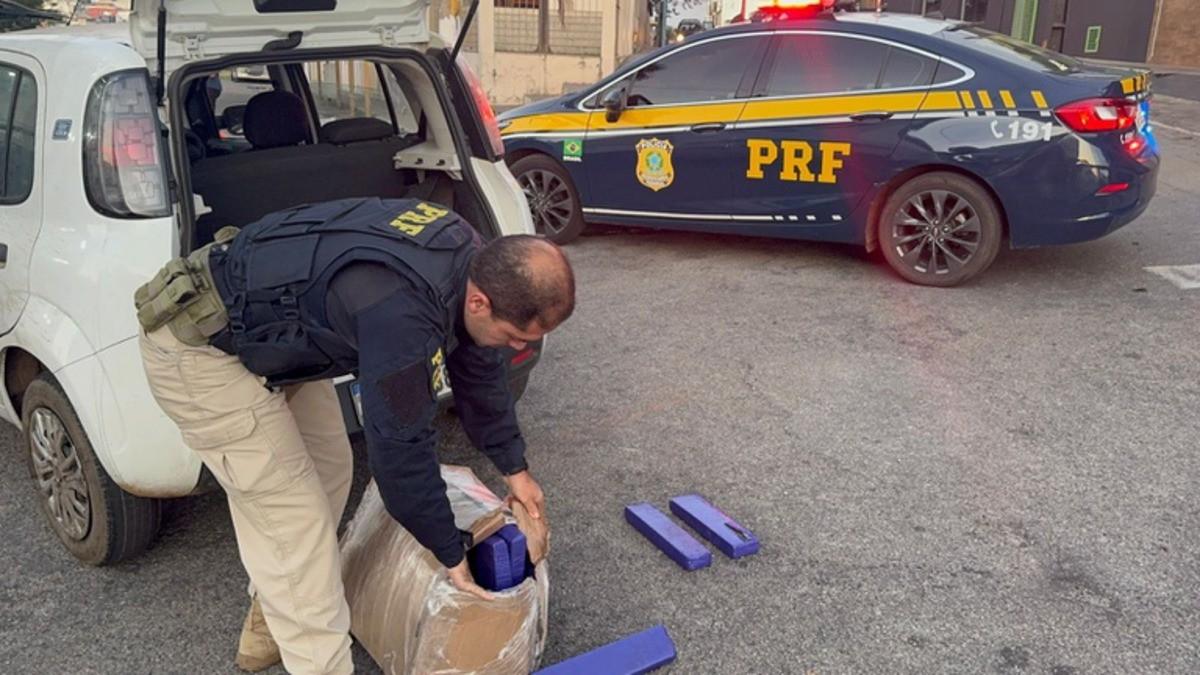 A droga estava distribuída em 29 tabletes, escondidos no porta-malas do veículo (Foto/PRF MG/ Divulgação)