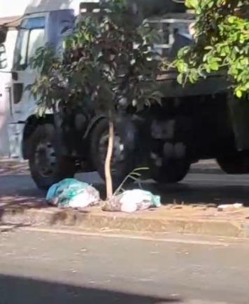 Pelas imagens, é possível ver o momento em que o caminhão de coleta de lixo passa e deixa resíduos para trás (Foto/Divulgação)