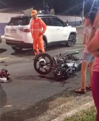 Motocicleta ficou bastante danificada com o impacto (Foto/Divulgação)