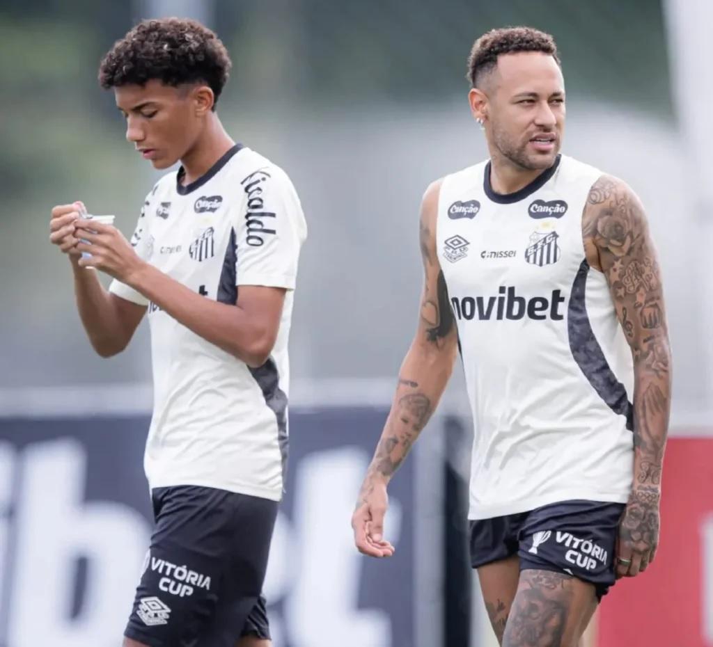 CLIMÃO - Neymar teria dado uma rasteira em Robinho Jr (Foto/Raul Baretta/SFC)