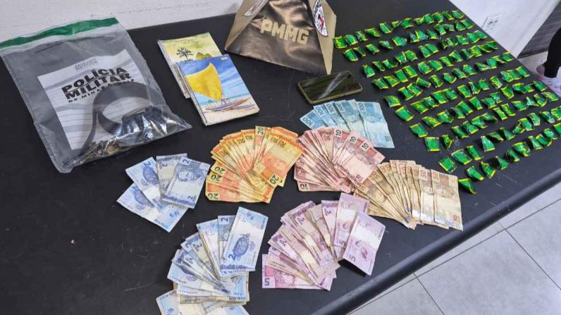 PM apreendeu cerca de 120 papelotes de cocaína prontos para venda, dinheiro, cadernos com anotações do tráfico e um celular (Foto/Divulgação)