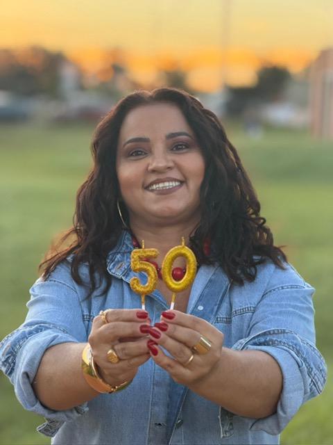 Em um marco de celebração e autodescoberta, Cida Araújo brinda a chegada de seus 50 anos com um ensaio fotográfico que é a materialização de um sonho. Cada clique reflete a essência de uma jornada vivida intensamente, marcando esta importante etapa com a beleza e a autenticidade que sempre a distinguiram (Foto/Arquivo pessoal)
