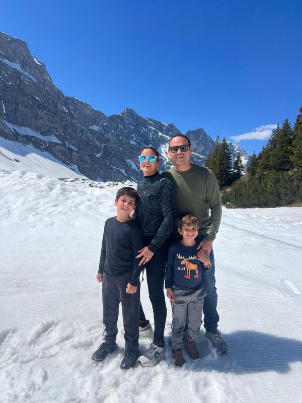 Já na cidade, após adorável temporada nos Alpes suíços, o casal médico Eduardo Castanheira e Priscilla com os filhos Arthur e Henrique (Foto/Arquivo pessoal)