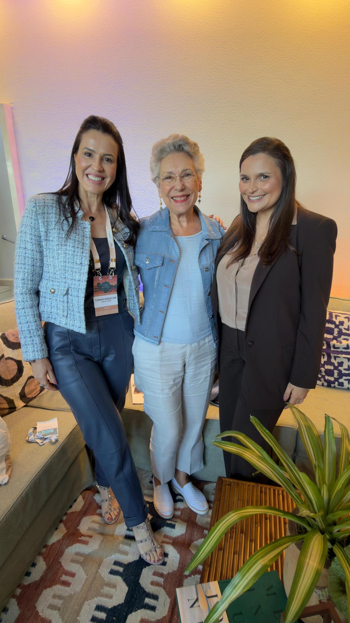 Florença Barsam está no ILTM Latin America 2026 na Fundação Bienal, em São Paulo, o maior encontro de turismo de luxo do país. Na foto com Teresa Peres - dona do maior nome do Turismo do Brasil, a Teresa Perez Tours - e Suellen Mendes, diretora comercial (Foto/Arquivo pessoal)