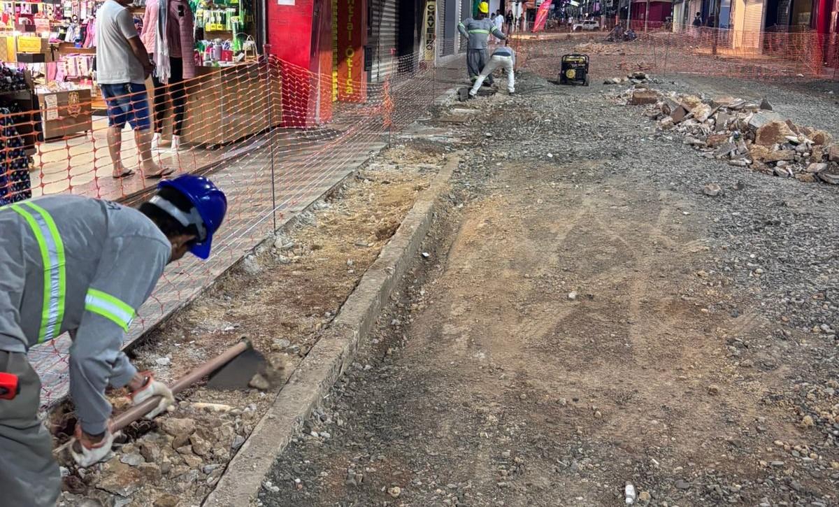 Na noite de ontem, trabalhadores atuavam na etapa de demolição no primeiro quarteirão de obras da rua Artur Machado (Foto/Divulgação)