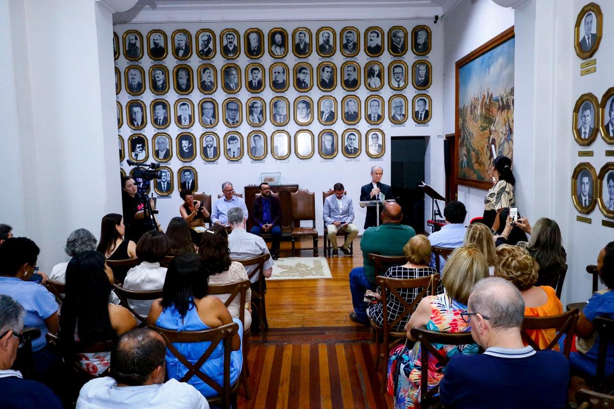 Evento em homenagem a dom Paulo Mendes Peixoto, que lançou autobiografia, foi realizado na noite de terça-feira no saguão da Câmara Municipal (Foto/Rodrigo Garcia/CMU)