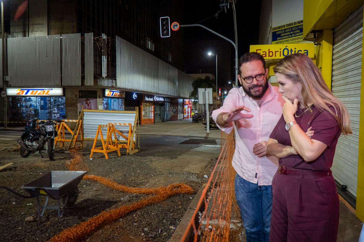 Prefeita Elisa esteve na obra de revitalização da rua Artur Machado e recebeu do secretário de Obras, Pedro Arduini, a garantia de agilização do serviço (Foto/Alfredo Neto/PMU)