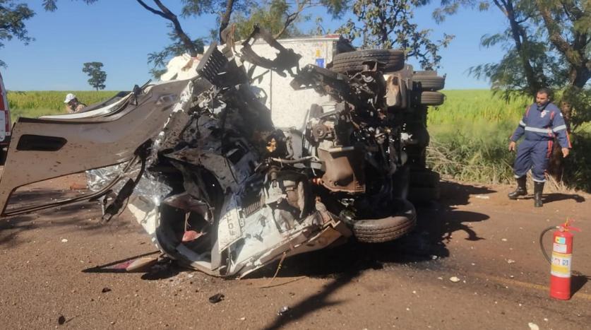 Jovem caminhoneiro morreu após caminhão carregado com hortifruti tombar na MG-255 (Foto/CBMMG/Divulgação)