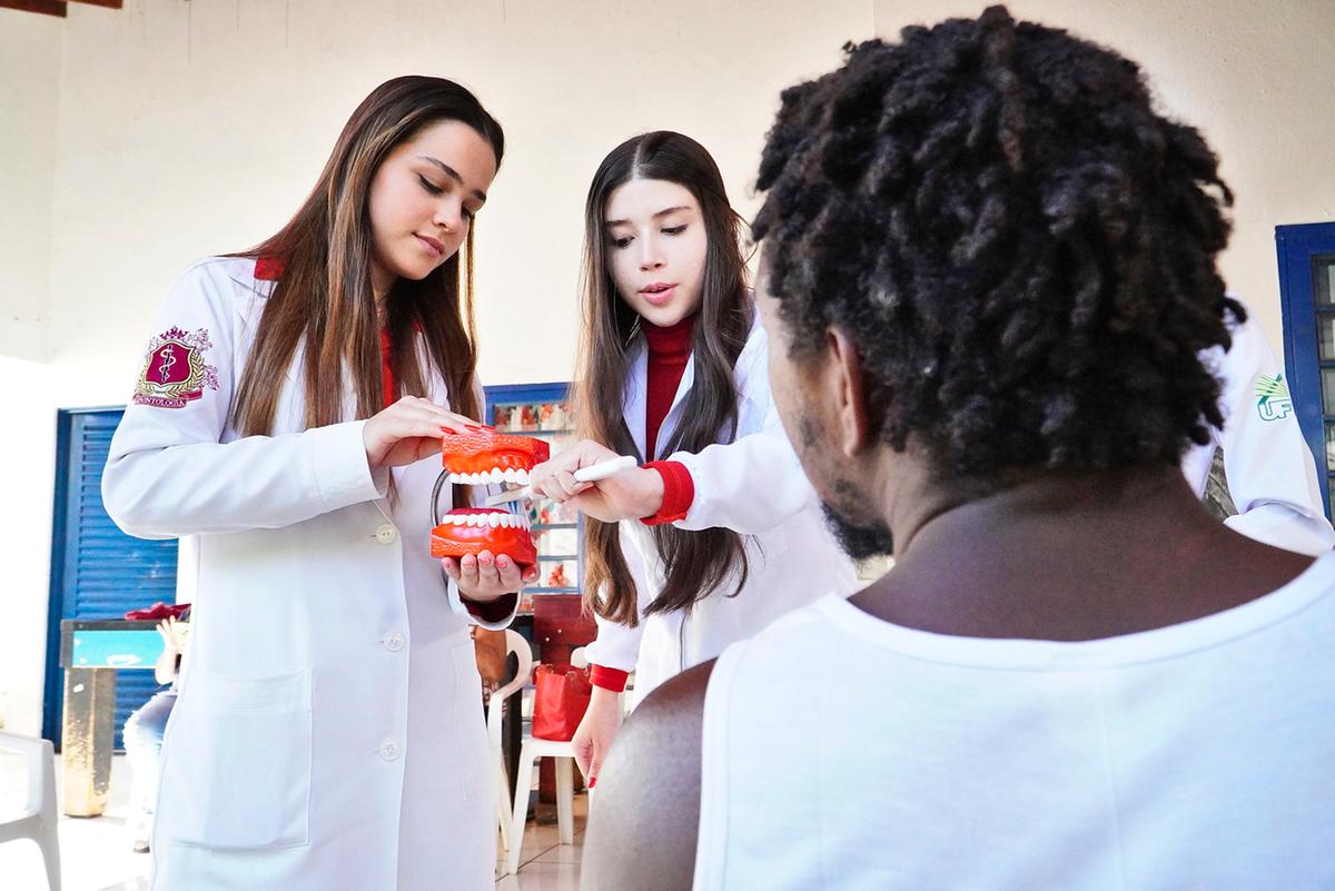Ação voltada à saúde bucal no CAPS Inácio Ferreira, em Uberaba (Foto/Lílian Veronezi/PMU)