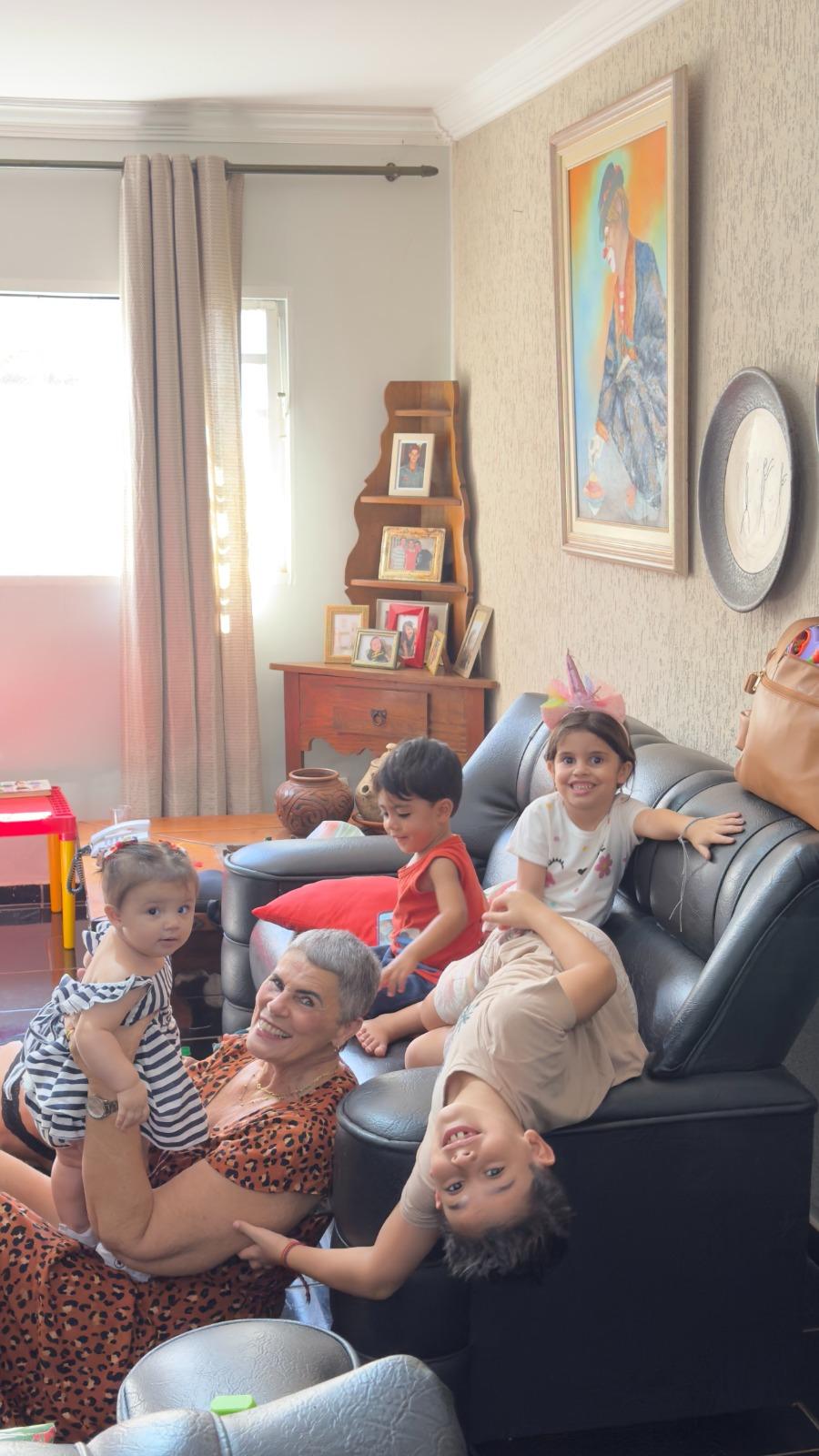 Vovó Vania curtindo os netos Helena, Florença, Gael e Tarcísio! Farra garantida! (Foto/Arquivo pessoal)
