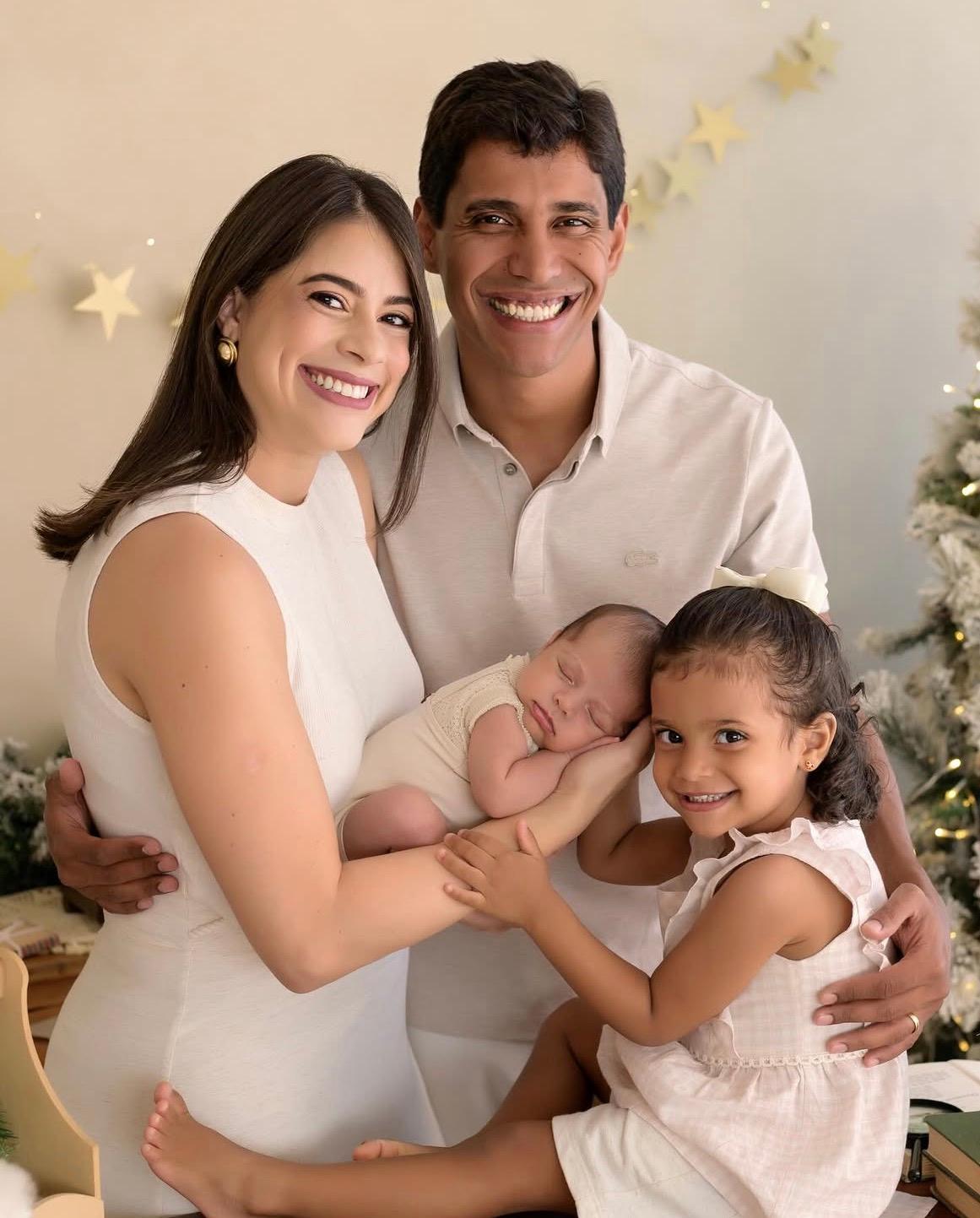 Ana Paula Machado e Gustavo Oliveira com os filhos Maria Alice e João. (Foto/Arquivo pessoal)