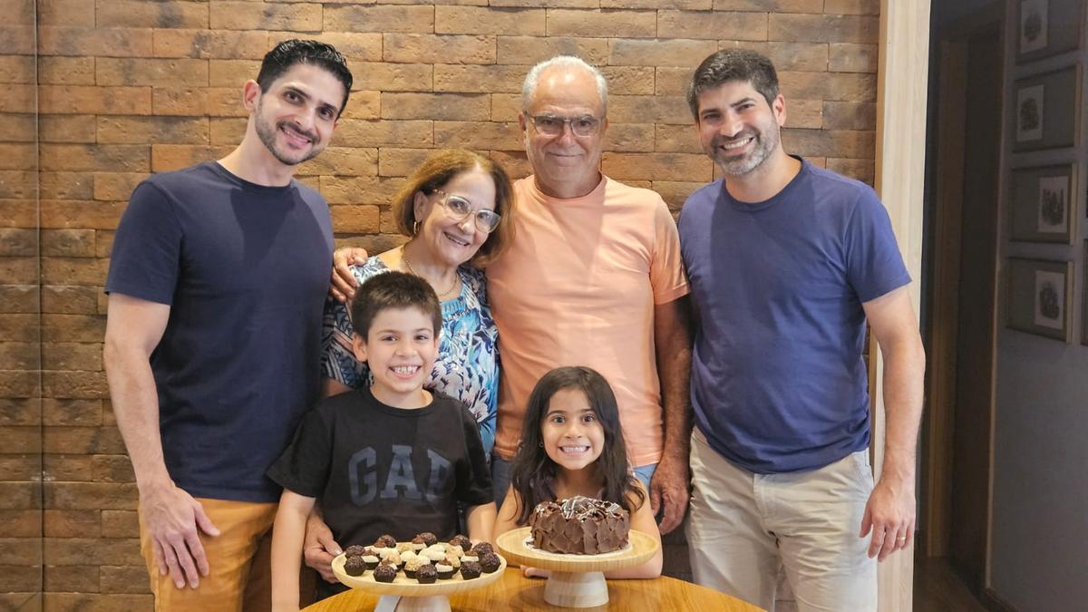 Vera Caixeta celebra mais um ano de vida no dia 15/05. Na foto ao lado do marido Valdeci, dos filhos Yuri e William e dos netos Théo e Lara. Muitas felicidades sempre! (Foto/Arquivo pessoal)