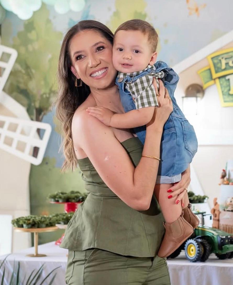 Daniela Barbosa Frangiosi com o pequeno Benício em seu aniversário de 1 aninho! (Foto/Tati Mendonça)