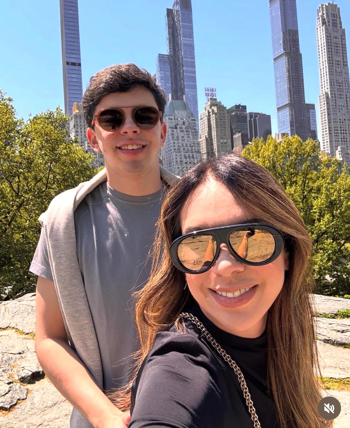 Alessandra Valadares com o filho Enrico pelas ruas de NY (Foto/Arquivo pessoal)