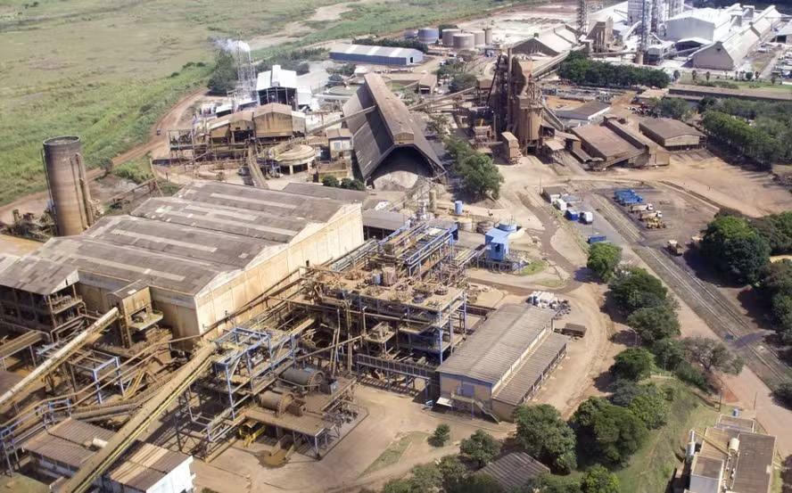Unidade da Mosaic em Araxá, paralisada recentemente, o que resultou em dezenas de demissões de trabalhadores e indica agravamento na crise na produção de fertilizantes fosfatados (Foto/Reprodução)