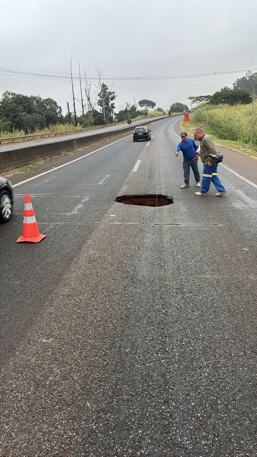 O risco de novos desabamentos levou à interrupção imediata do tráfego no trecho para garantir a segurança dos usuários (Foto/Divulgação PRF)