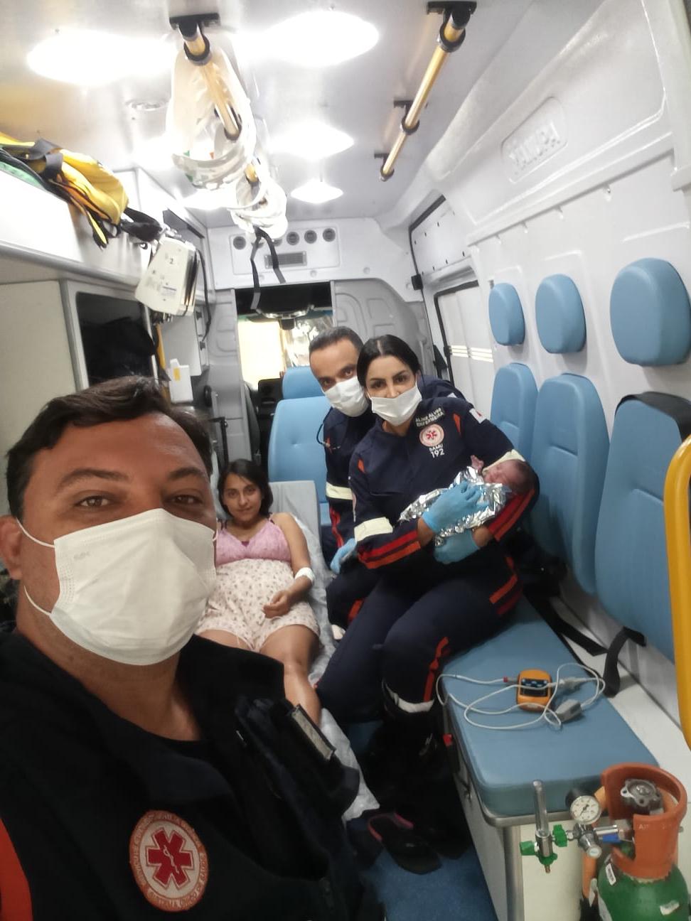 Durante o deslocamento para uma unidade hospitalar, equipes de atendimento realizaram um parto dentro da ambulância (Foto/Divulgação Samu)