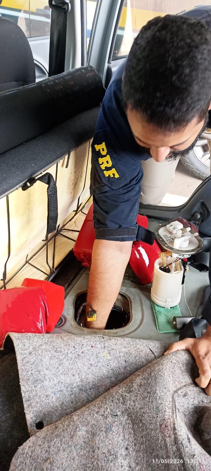 Droga estava escondida nos tanques de combustíveis dos veículos (Foto/Divulgação/PRF)