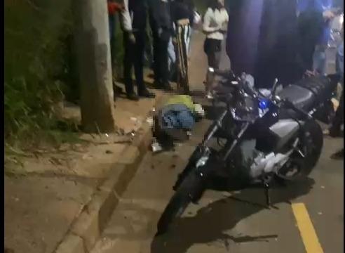 Jovem de 19 anos morreu após perder o controle da motocicleta e colidir contra um poste na Avenida Doutor Florestan Fernandes, no bairro Univerdecidade (Foto/Divulgação)
