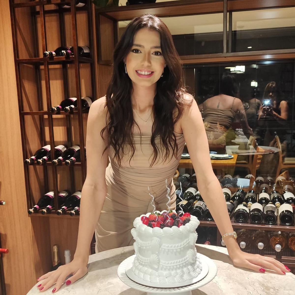 Thalita Dutra, sempre deslumbrante, é o destaque de nossa coluna. Embora seu aniversário tenha sido no mês passado, a celebração de sua vida e beleza é constante, e hoje a homenageamos com este belo registro (Foto/Arquivo pessoal)