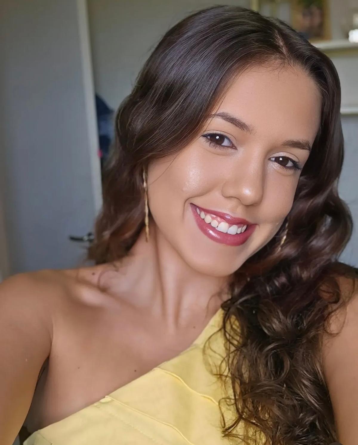 Com seu charme habitual, Lívia Dias celebrou mais um ano de vida em um momento de puro afeto familiar. Sua alegria e presença iluminam a coluna de hoje, brindando a uma data tão especial (Foto/Arquivo pessoal)