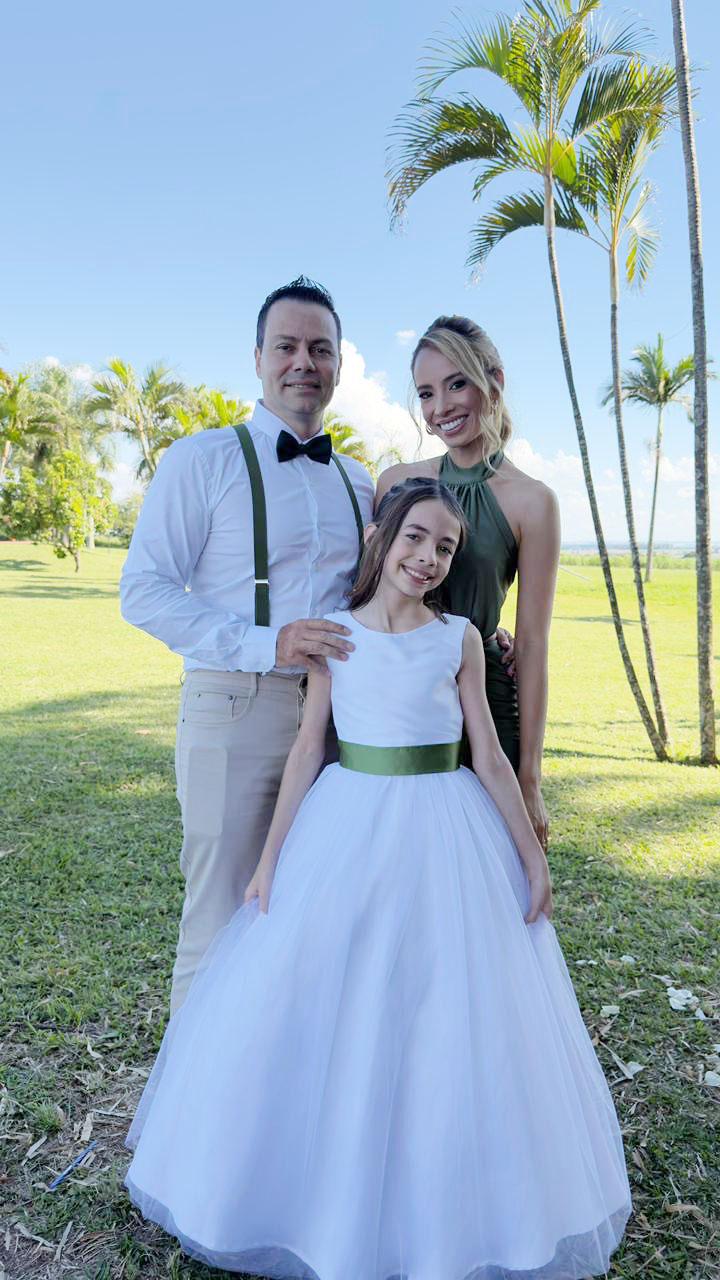Grande orgulho para a família! Bianchini Júnior celebrou na última semana a conquista de sua carteira de Piloto Comercial, um marco em sua trajetória. Na imagem, a alegria é compartilhada com a esposa Priscila e a filha Alice (Foto/Arquivo pessoal)