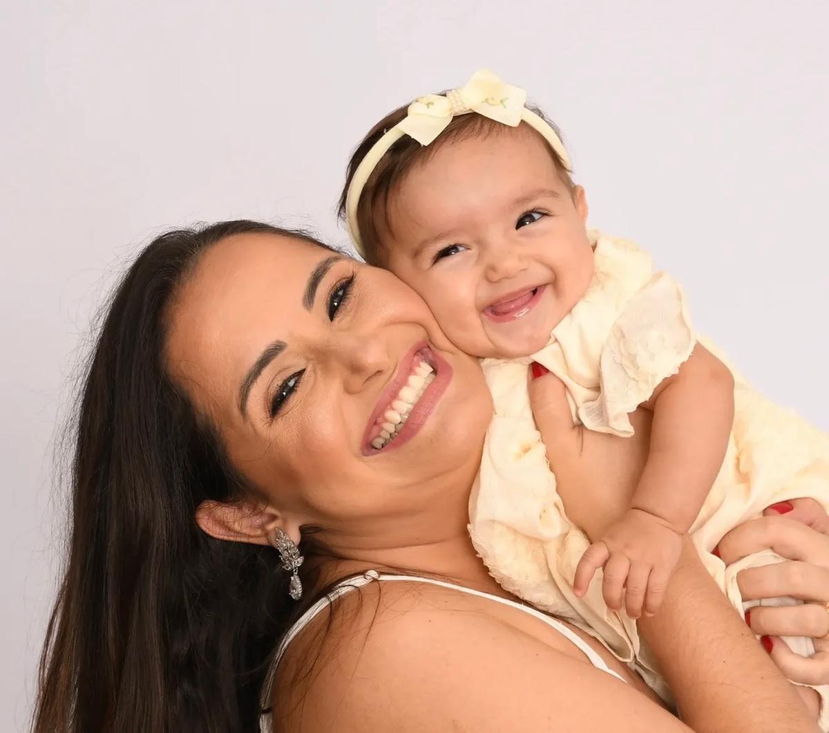 Thais Arruda com a doce Alice em seu primeiro dia das mães com ela no colo (Foto/Arquivo pessoal)