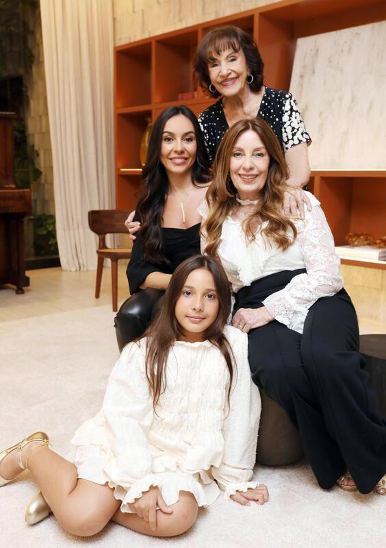 Neide Moura Vasques com a filha Livia Patrícia, neta Andrea e bisneta Luiza portrait da exposição “Essência de Mãe” – de Ramon e Babi Magela – no Shopping Uberaba – imperdível! (Foto/Babi Magela)