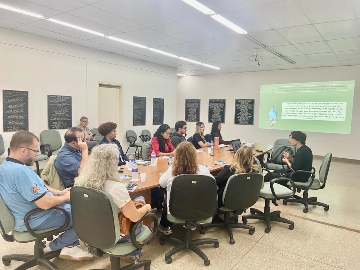 Servidores da Codau e da Vigilância Ambiental participaram de capacitação promovida pelo governo estadual para treinamento sobre os procedimentos de alimentação do sistema (Foto/Divulgação)