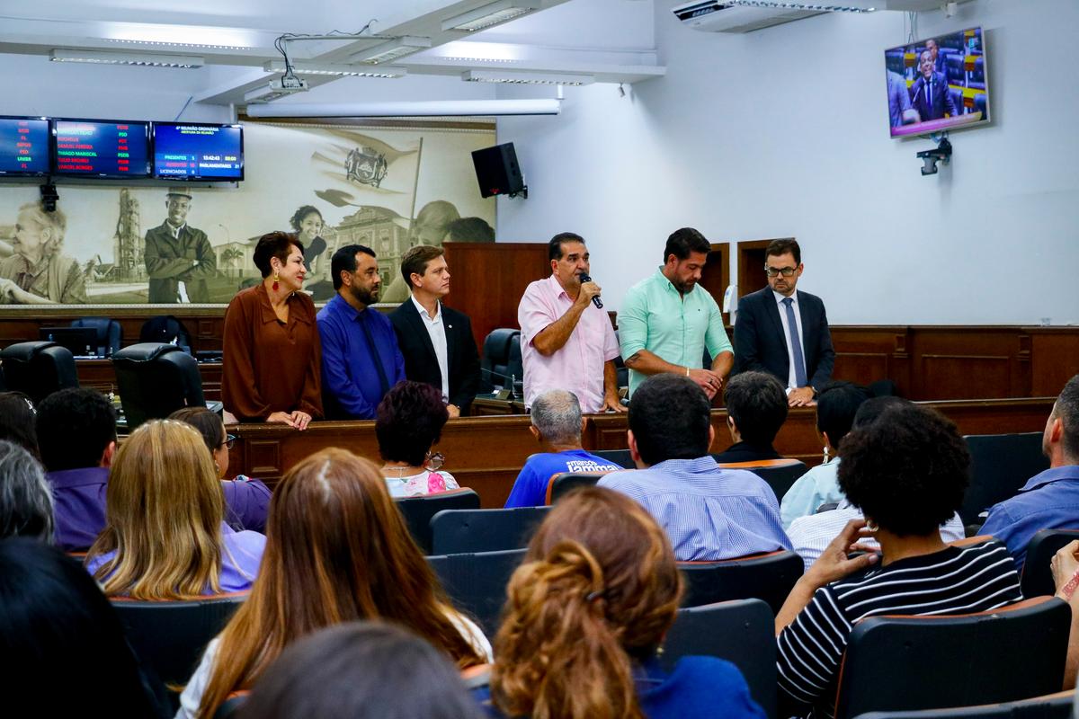 Presidente da Câmara e outros vereadores anunciaram a decisão aos servidores da Câmara em reunião ontem (Foto/Rodrigo Garcia/CMU)