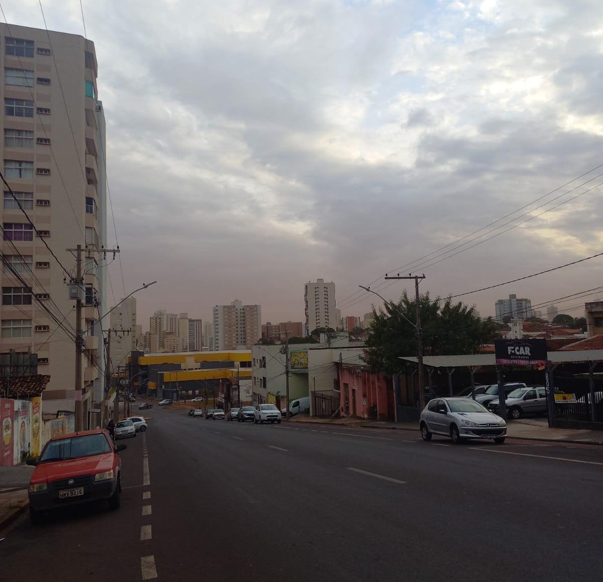 Tonalidade avermelhada no céu indicou a poeira que chegava a Uberaba (Foto/Juliana Corrêa)