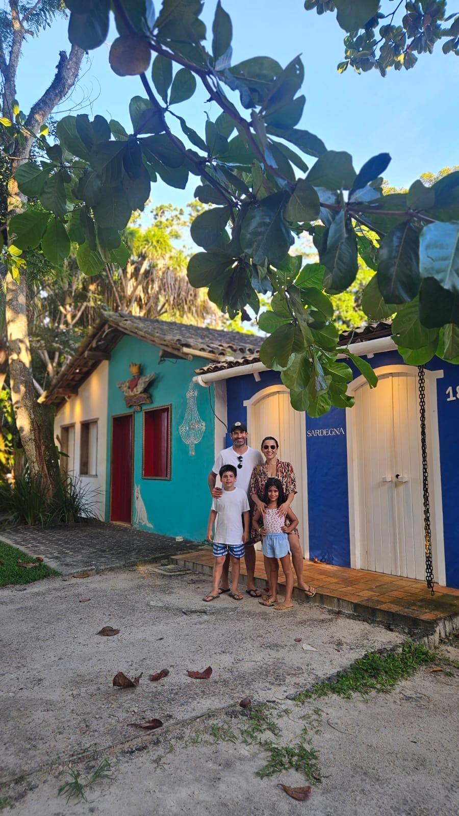 Yuri e Nathalia curtem dias de férias na Bahia ao lado dos filhos, Lara e Théo. Na foto, em Trancoso. (Foto/Divulgação)