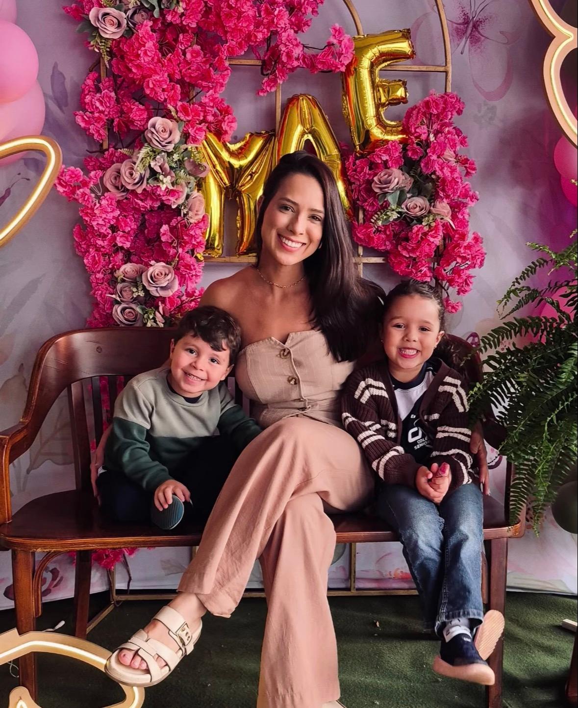 Nayara Zanqueta em um registro megafofo ao lado da sua dupla linda, Alice e Joaquim. (Foto/Divulgação)