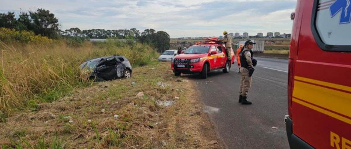Motorista se assusta com mureta e bate na traseira de bitrem na BR-050 em Uberlândia (Foto/Corpo de Bombeiros/Divulgação)