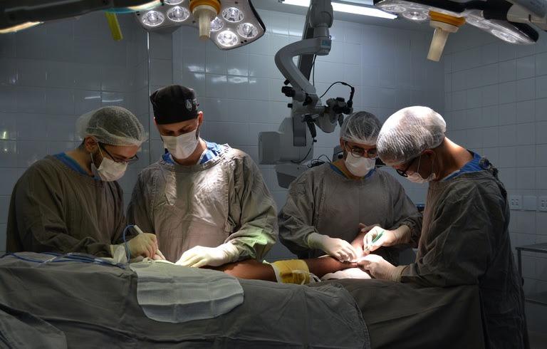 Procedimento de alta complexidade voltou a ser realizado no HC-UFTM após mais de dez anos e reconstruiu a planta do pé de paciente vítima de acidente com motocicleta (Foto/Luana Cunha)