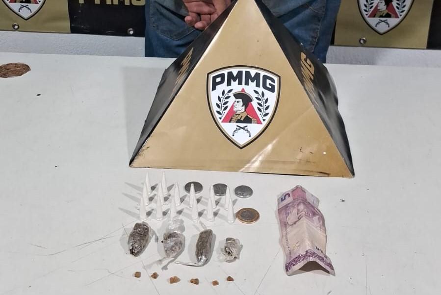 Drogas e dinheiro apreendidos durante ação contra o tráfico em Uberaba foram localizados com auxílio do cão farejador Osires, do GPCães (Foto/Divulgação)