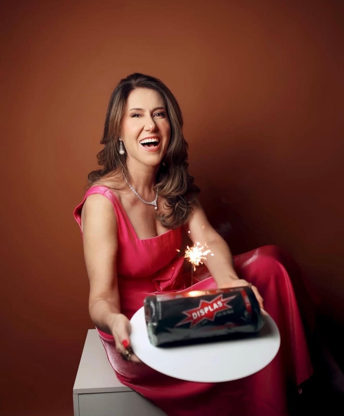 Aniversariante de maio, a empresária Miria Rezende brindou a chegada de mais um novo ano rodeada por familiares e amigos. Feliz aniversário! (Foto/Arquivo pessoal)