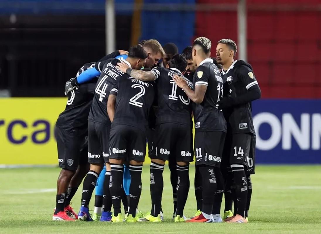 Barboza precisava sair para os jogadores do Botafogo receberem (Foto/Vitor Silva/BFR)