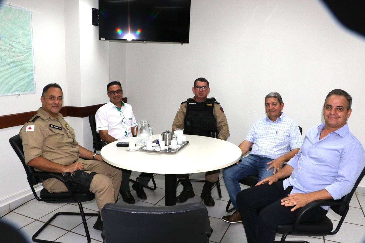 Prefeitos de Perdizes e de Pedranópolis participaram de encontro com o comandante da 5ªRPM para reforçar a parceria entre os municípios e a Polícia Militar (Foto/Sérgio Teixeira/5ªRPM)