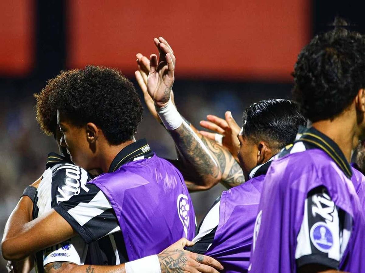 Atacante chorou por horas no CT, abraçou Robinho Jr. e seguirá no clube antes da apresentação à seleção brasileira (Foto/Conmebol)