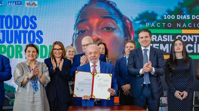 Decreto assinado por Lula (centro) prevê que as redes sociais devem agir com rapidez para coibir a disseminação de crimes contra a mulher (Foto/Ricardo Stuckert/PR)